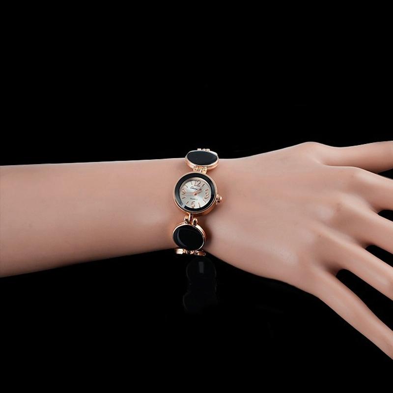 Black Round Dial Bracelet Quartz Wristwatch for Women